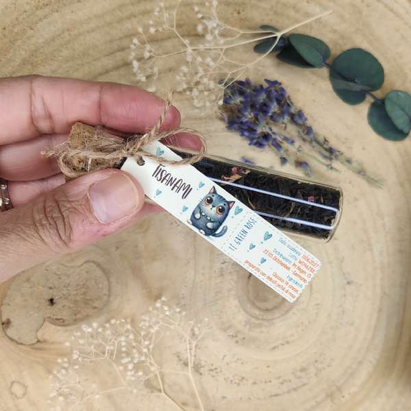 Te verde con petali di rosa in provetta di vetro